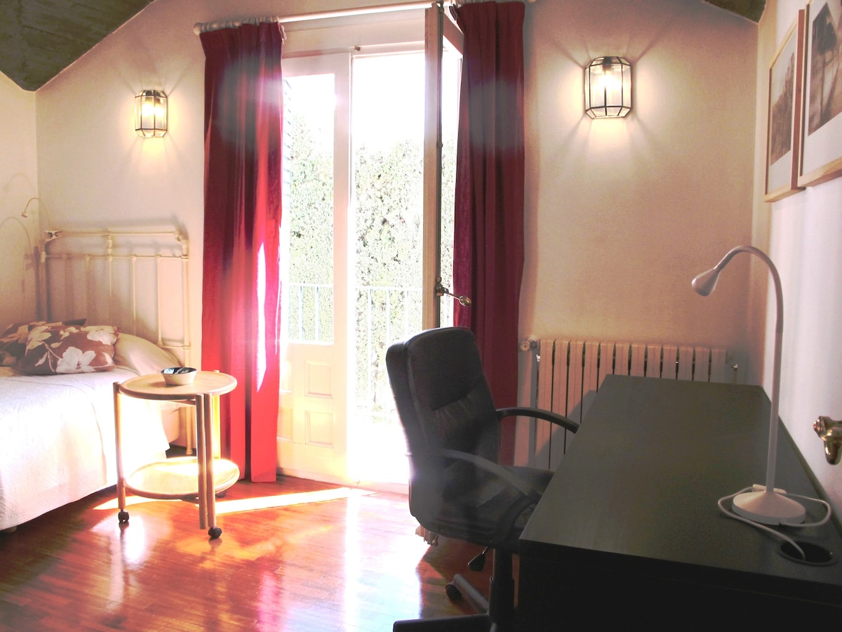 Საძინებელი 3 (ინდივიდუალური) 100x200 სმ საწოლი და სამუშაო სივრცე (140x50 სმ მაგიდა) ჰერგონომიული სკამი