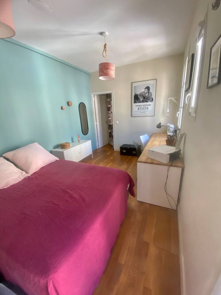 Chumba cha kulala chenye kitanda cha watu wawili chenye upana wa 1m40