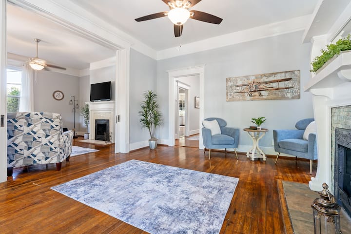 Დიდი ფოიე დასაჯდომით, რომლის გადაადგილებაც შესაძლებელია მისაღებ ოთახში მეტი დასაჯდომი ადგილის დასაბინავებლად. 