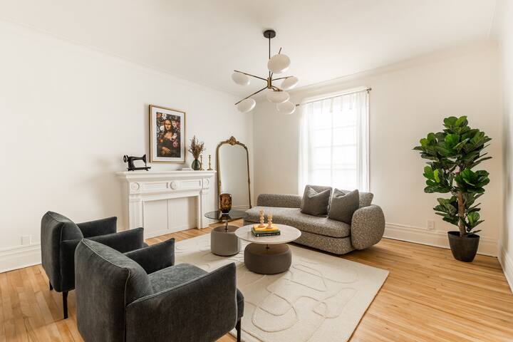 Chic apartment with Parisian accents | Plateau gallery image 2