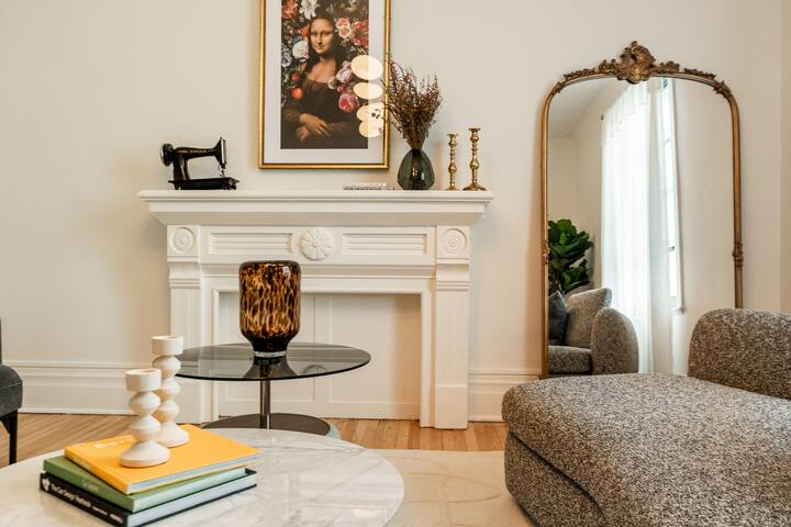 Chic apartment with Parisian accents | Plateau gallery image 4