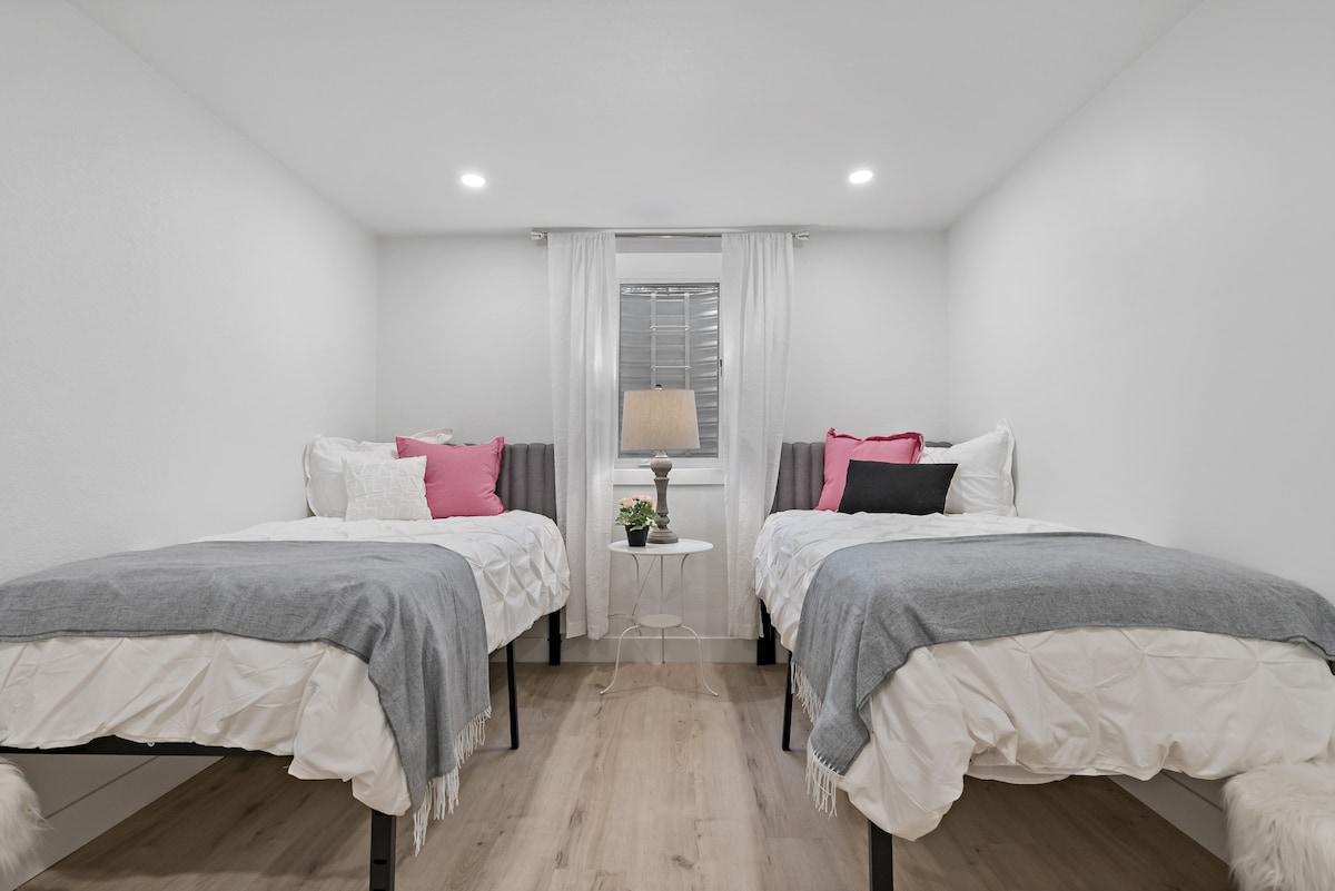 El sótano incluye este dormitorio con dos camas individuales, con capacidad para dos personas cómodamente, con una ventana de salida para mayor seguridad.