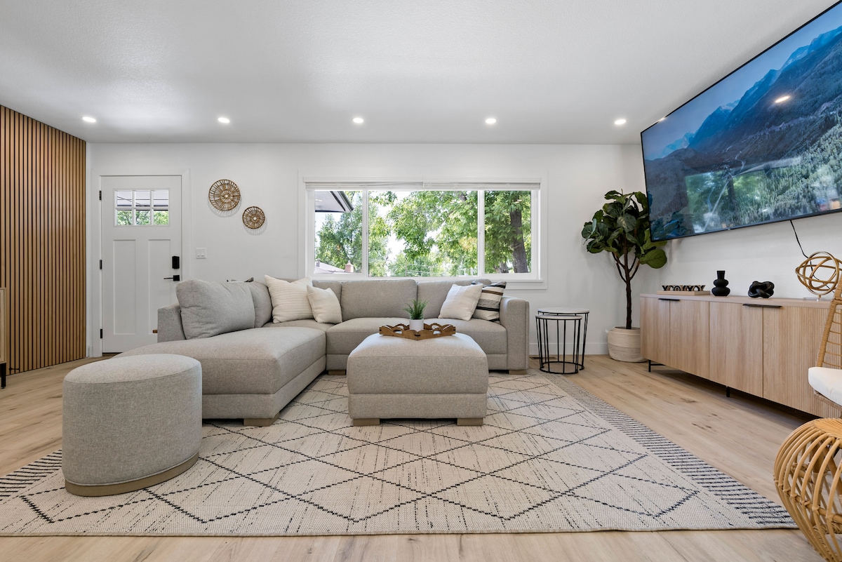 Sumérgete en la enorme sección y disfruta de tus películas y programas favoritos en el televisor inteligente de 75 pulgadas.