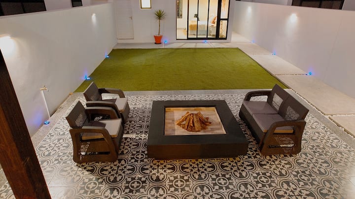 Კარგად მოვლილი შიდა ეზო, რომელიც განაპირობებს საძინებელსა და აბაზანას. Მოხერხებულობისთვის აქვს გარე ტუალეტიც. 