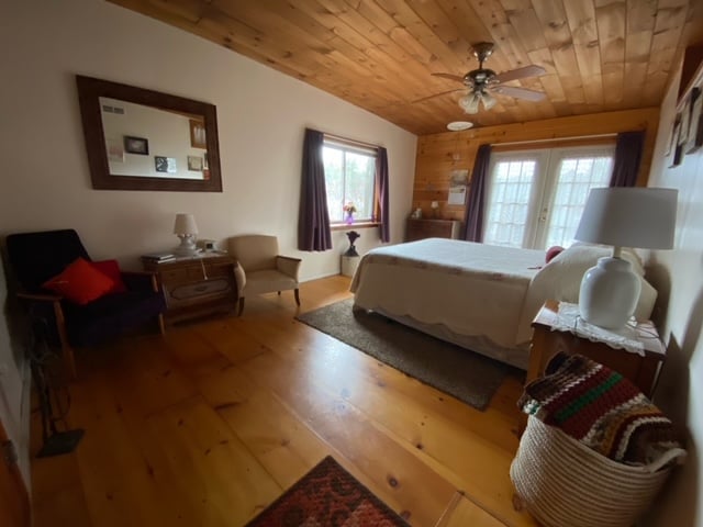 Hlavná spálňa s pevným matracom s pevnou kráľovnou.