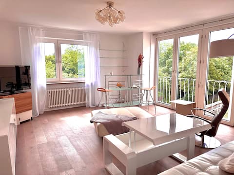 Top Airbnb: Lovely apartment in the city! in Am Alten Südlichen Friedhof