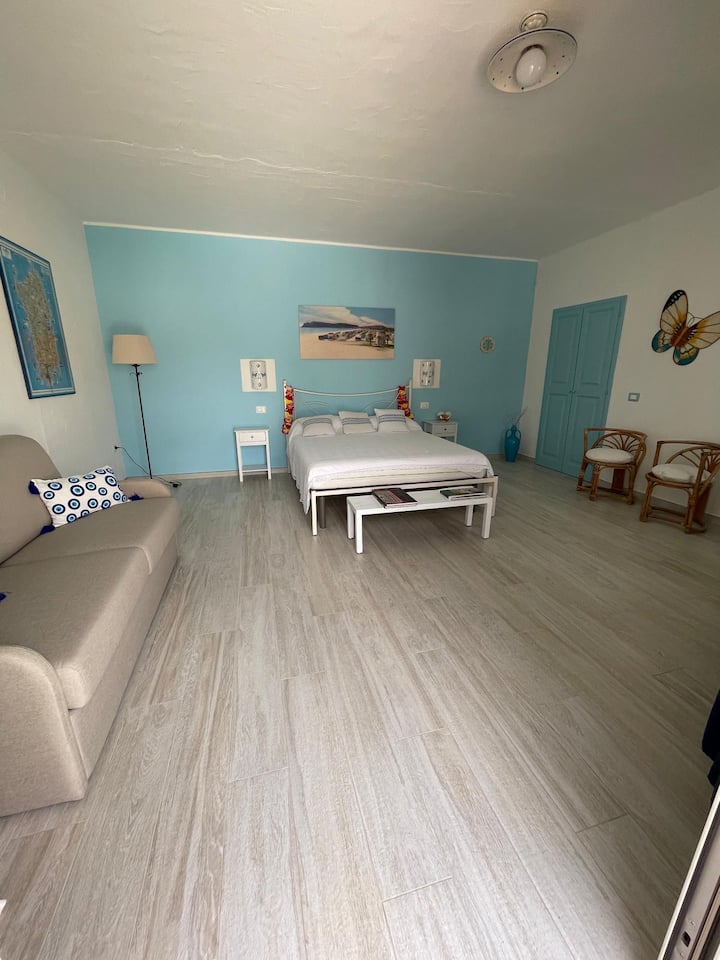 Dipendenza con letto matrimoniale grande e divano letto