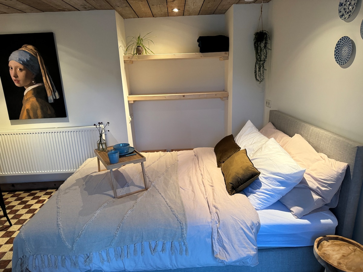 Kom tot rust in een comfortabel bed. (Twijfelaar van 1.40 meter breed) Lekker knus dus 