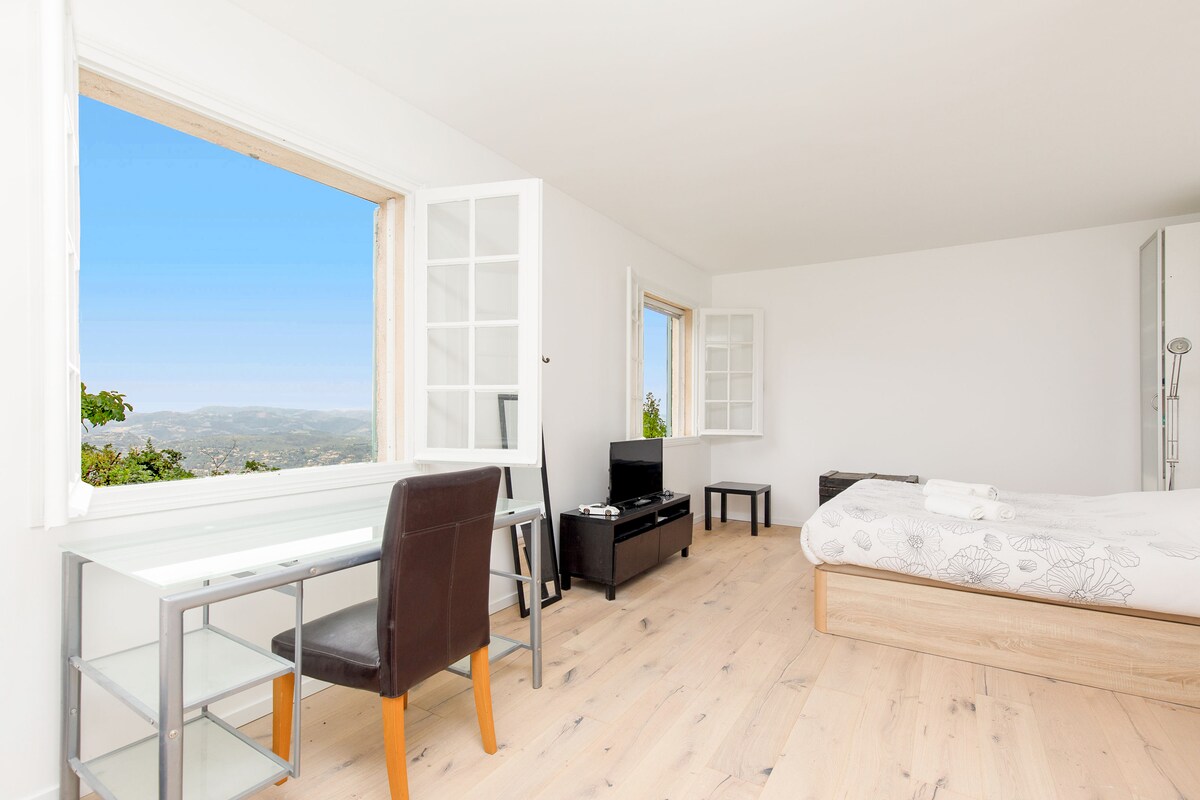 Spálňa (140 lôžok) a rozkladacia pohovka pre deti.
Šatňa