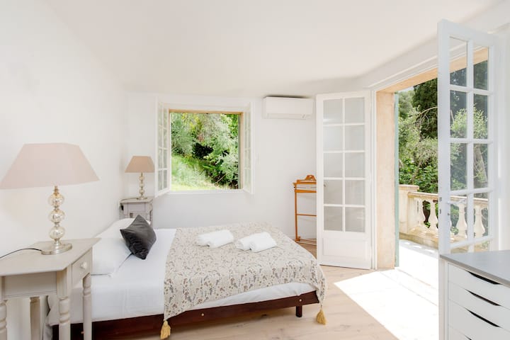 Dhomë gjumi (krevat dopio "queen") me qasje të drejtpërdrejtë në verandë 