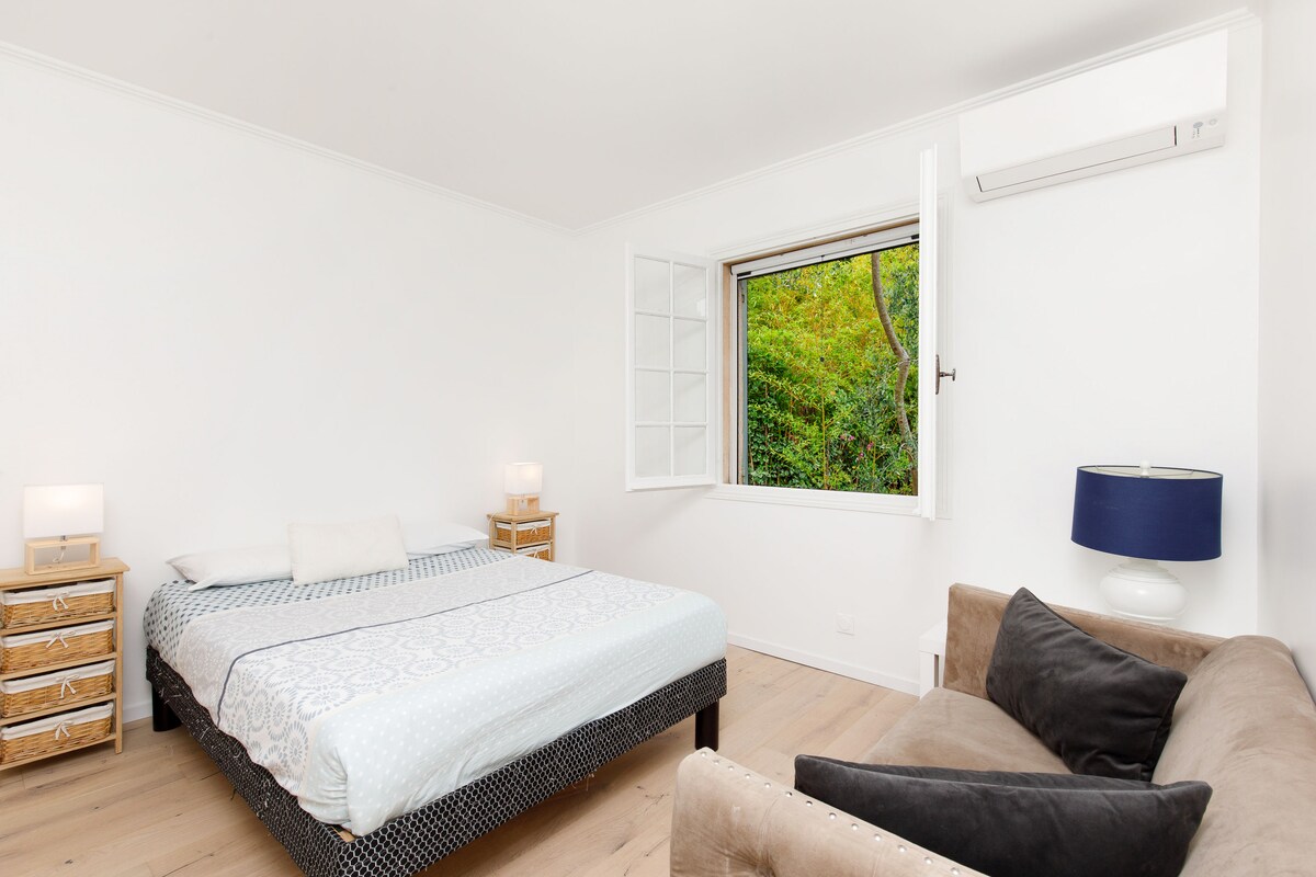 spálňa (140 lôžok) s výhľadom na les