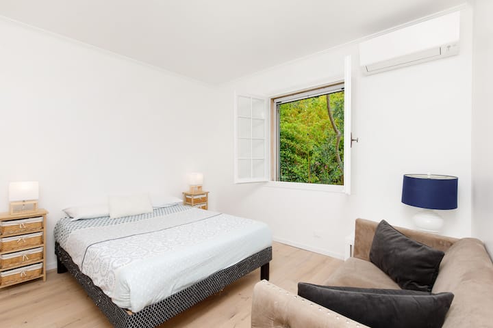 dhomë gjumi (140 krevat) me pamje nga pylli