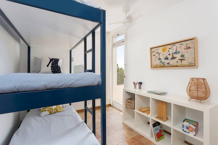 Dormitorio con litera triple, ideal para los peques!