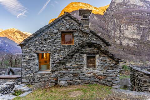 Historisches Steinhaus Cà Lüina