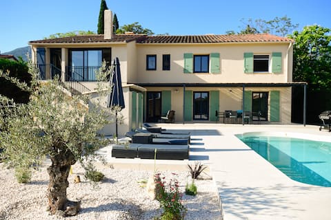 Beautiful fully renovated villa with pool