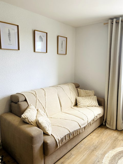 Successful Airbnb property: cocooning studio plage *place parking* in Calais