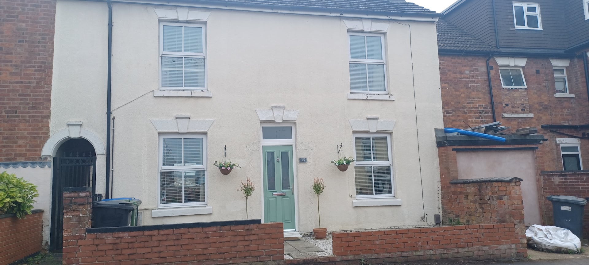 Rugby town centre house close to train station, rugby school and benn hall