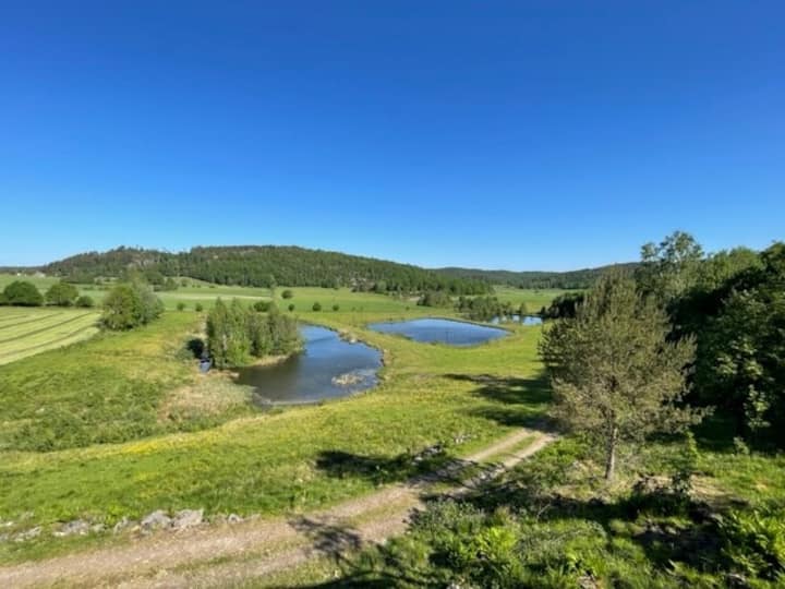 Utsikt från sovrum och vardagsrum och altan