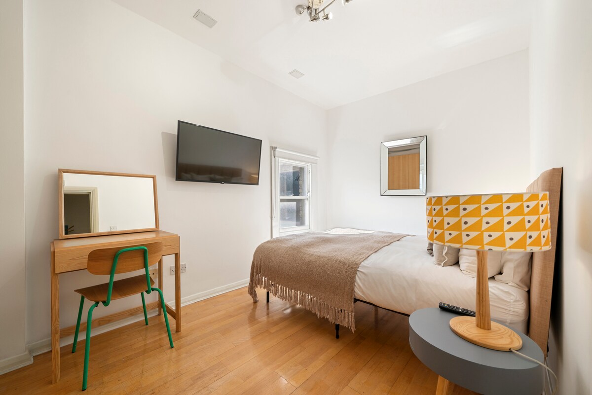 Kjo dhomë është projektuar për pushim dhe produktivitet, me një krevat të rehatshëm me çarçafë të butë për një gjumë të shkëlqyer.