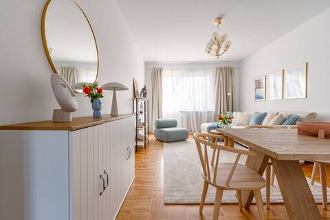 Stylish newly furnished 2BR Apartment w/ Balcony