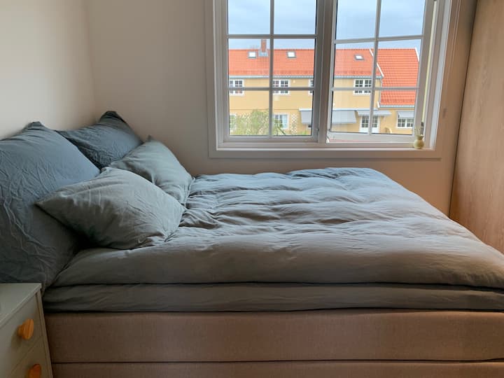 غرفة نوم رئيسية بسرير مزدوج وإطلالة مريحة