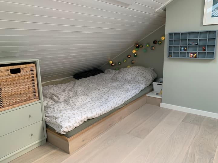 شقة علوية مريحة مع سرير 140 سم