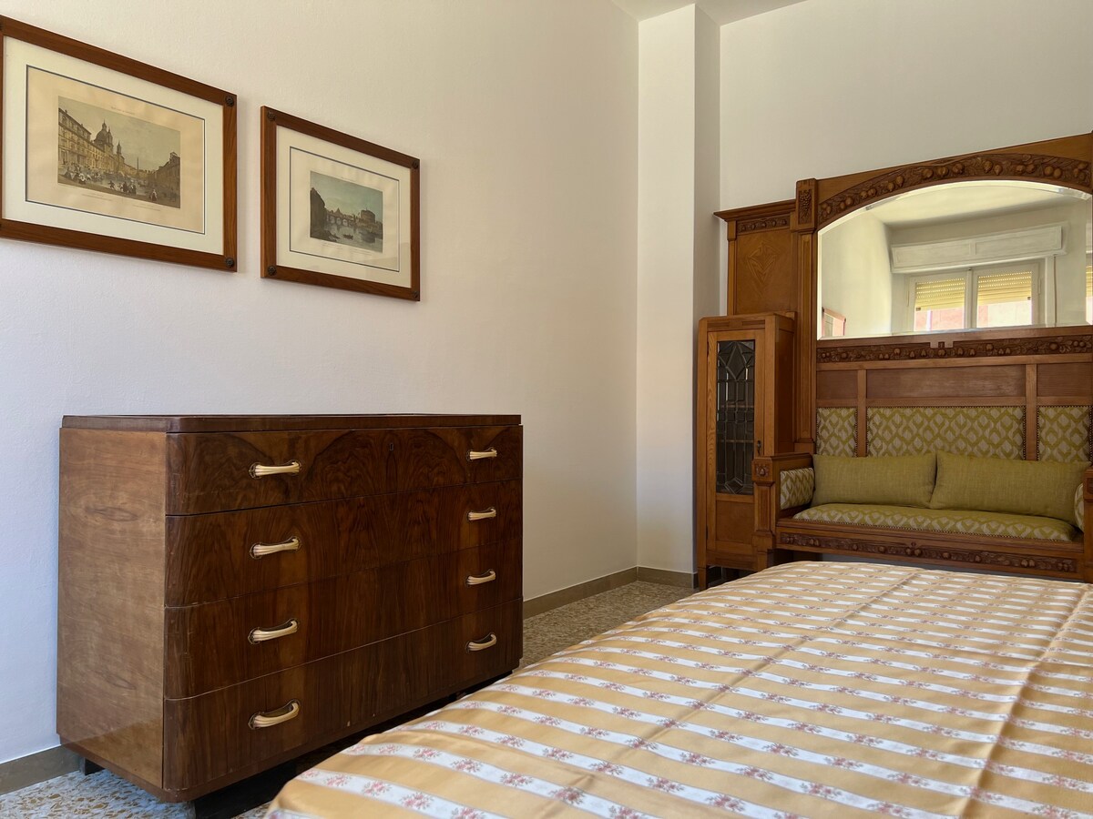 ספה נפתחת עם מראה + שידה 