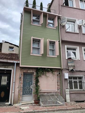 Triplex with sea view in Balat gallery image 5