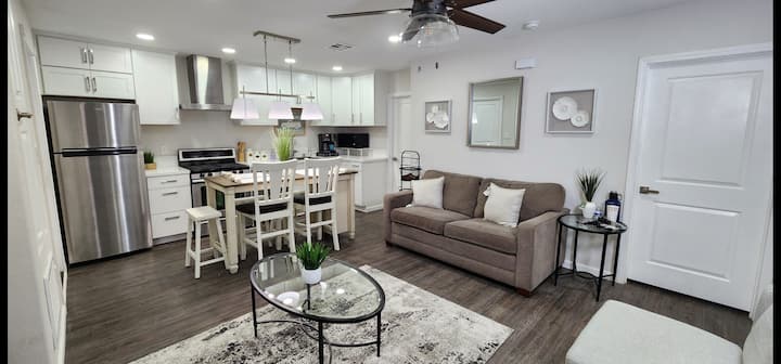 Modern Comfort Full Kitchen + Private Parking 3-bd - El Centro, CA