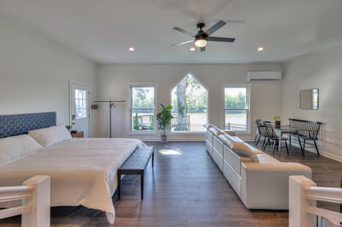 Top Airbnb: Riverfront Guest House Suite - 15 Mins to Broadway in Bellevue