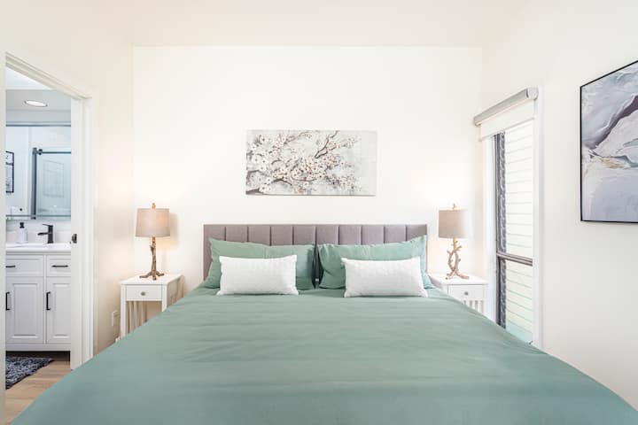 เตียงคิงไซส์ในห้องนอนใหญ่