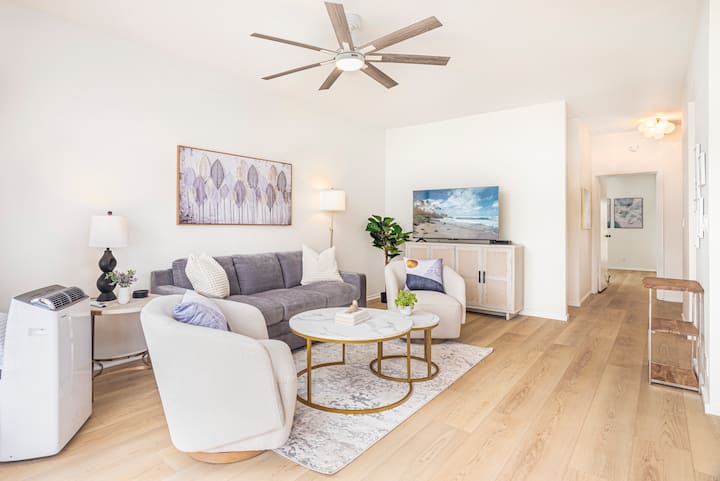 เคเบิลทีวี (300 + ช่อง) และบริการสตรีมมิ่งที่มีให้บริการทั้งในห้องนั่งเล่นและห้องนอน