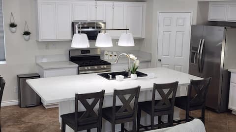 Your Dream 5Br, 3Ba. Sleeps11+ 6bd, Great Location