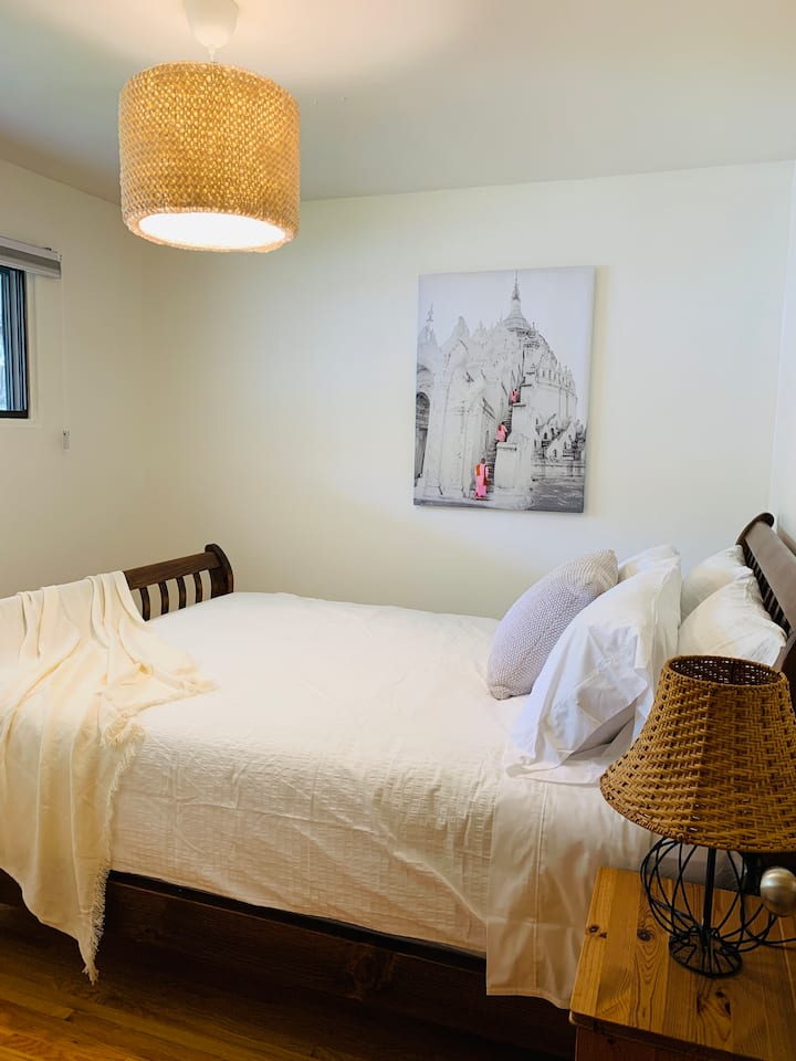 Dhoma e gjumit #2a (kati kryesor): Krevat dopio "queen"