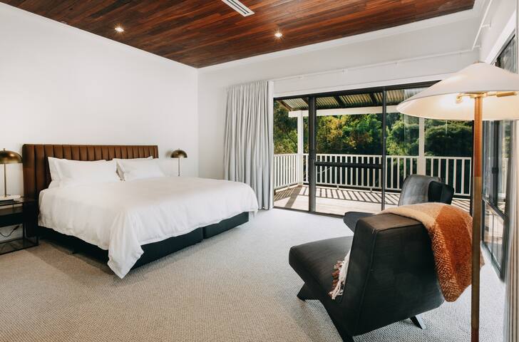 Luxury Homestead Surrounded by National Forest gallery image 4