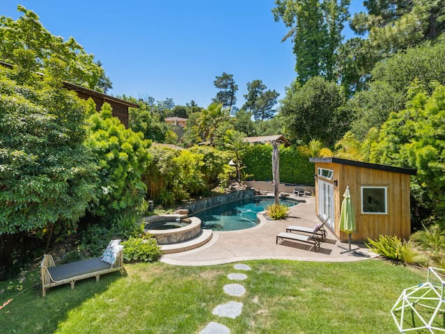 Your Pool Home Oasis Awaits gallery image 2