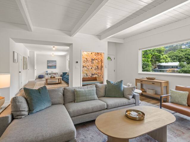 Your Pool Home Oasis Awaits gallery image 5