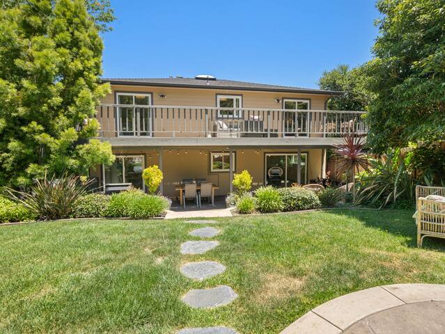 Your Pool Home Oasis Awaits gallery image 3