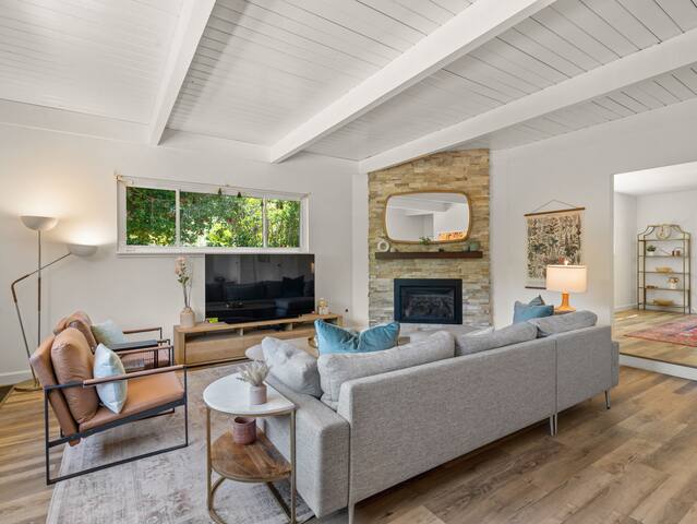 Your Pool Home Oasis Awaits gallery image 4