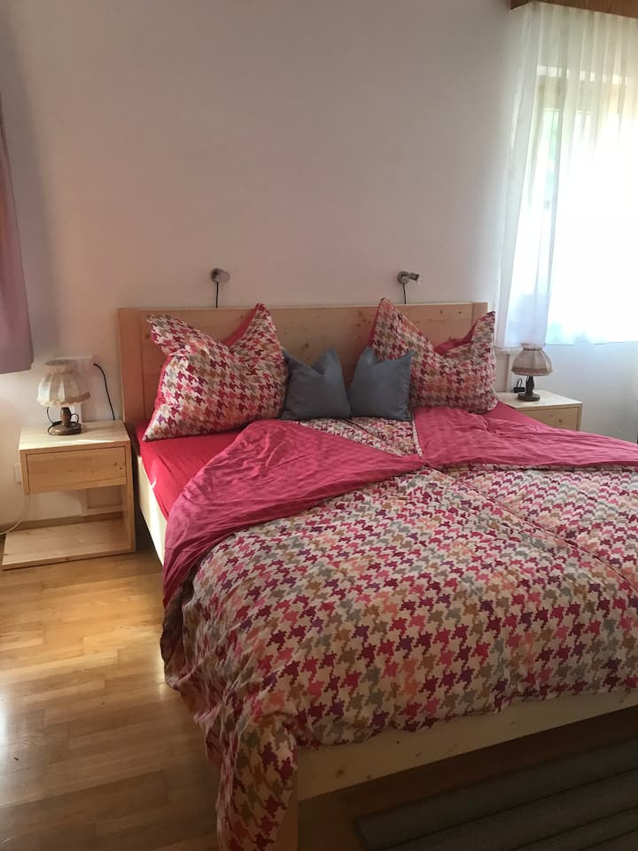 Kingsize-Bett (2,00 m * 1,80 m) für deinen Komfort