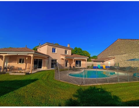 Villa spacieuse avec piscine
