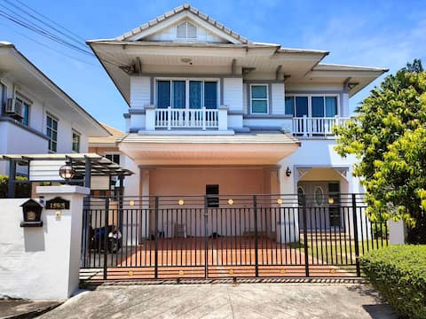 Grand Maneerin Village