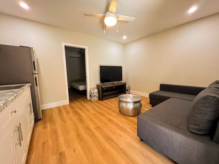 Çlodhu me stil në këtë dhomë ndenjjeje të zbukuruar me rehati moderne. Një televizor i madh me ekran të sheshtë ndodhet në qendër të një sfondi të dekorit plot shije. Ndenjëset prej pelushi ftojnë për t 'u çlodhur, duke ofruar një hapësirë të përkryer për t' u kënaqur me argëtimin dhe kohën e lirë.