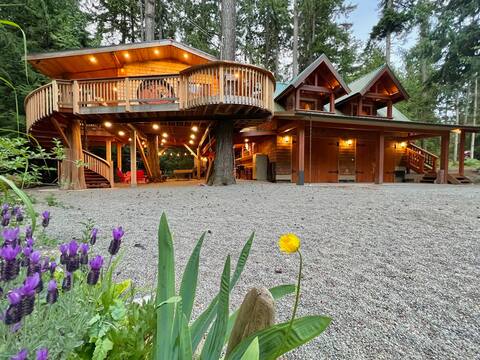 Treehouse for 10 w/Expansive Outdoor Living Space