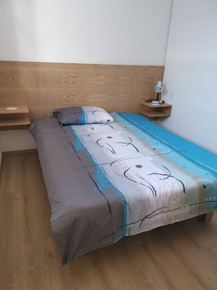 Dhomë e rehatshme me krevat 140x200cm, gardërobë, abazhur byro dhe priza për USB të tipit dritë dhe celular dhe Lloji C.