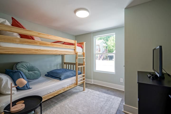 Relájate en este dormitorio mientras ves tus programas y películas favoritos en la televisión con Hulu, Disney+ y Netflix. También hay un puf para asientos adicionales, lo que hace de esta habitación el espacio perfecto tanto para la relajación como para el entretenimiento. 