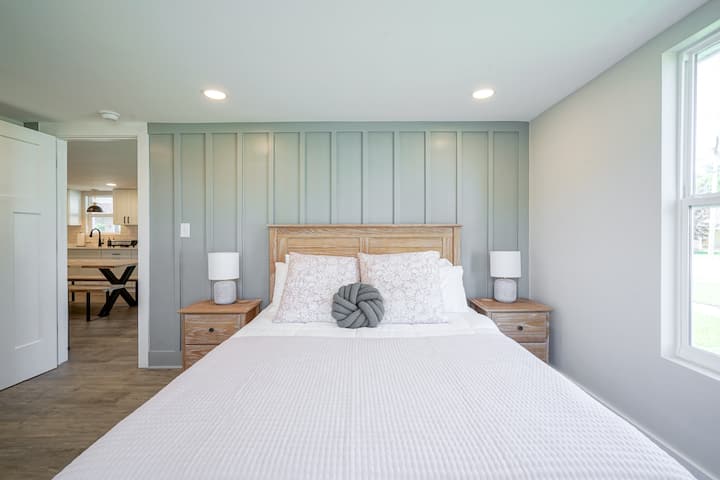 Esta tranquila habitación es el dormitorio principal de la casa, ubicado justo al lado de la sala de estar. Es perfecto para descansar y relajarse, con una cama de espuma viscoelástica tamaño queen y muchas almohadas y mantas para una noche de sueño acogedor.
