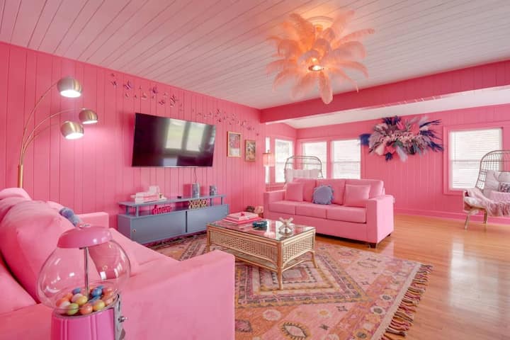 Pink Dream Home, sleeps 22 w/Pool, Vanity&Game RMs - Houses for