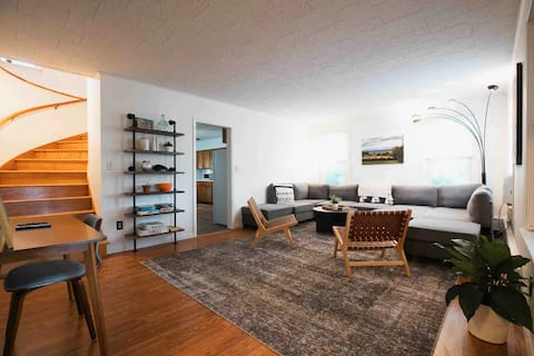Roomy Renovated Downtown Home, up to 25 guests!