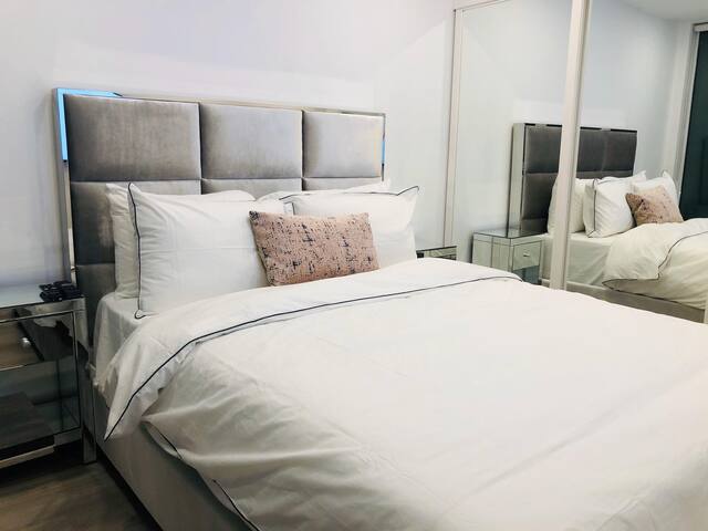 Chic 2BD Downtown Toronto Suites gallery image 2